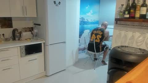 Strong Arni online show from 02/18/25, 05:42