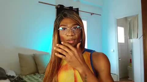 Snapshot of suannyklatten_ chatting on 02/12/25, 12:22 Suanny Klatten It is my account independent online show from 02/12/25, 12:22