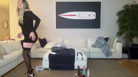 Snapshot of submiss14 chatting on 11/06/25, 04:57 Sissy Isabella online show from 11/06/25, 04:57