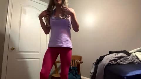 Snapshot of submiss14 chatting on 12/01/25, 11:04 Sissy Isabella online show from 12/01/25, 11:04