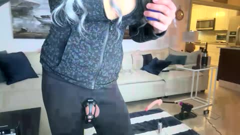 Snapshot of submiss14 chatting on 12/16/25, 05:01 Sissy Isabella online show from 12/16/25, 05:01