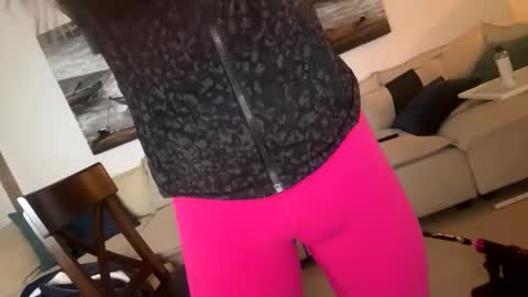 Snapshot of submiss14 chatting on 12/17/25, 07:25 Sissy Isabella online show from 12/17/25, 07:25