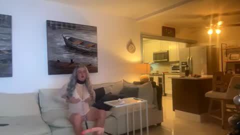 Snapshot of submiss14 chatting on 12/18/25, 08:53 Sissy Isabella online show from 12/18/25, 08:53