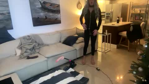 Snapshot of submiss14 chatting on 12/22/25, 08:22 Sissy Isabella online show from 12/22/25, 08:22