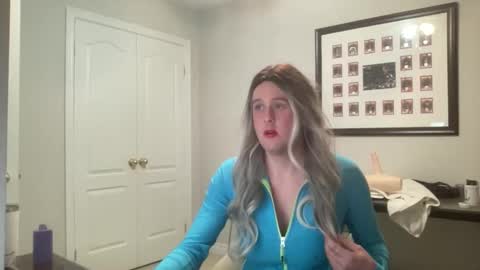 Snapshot of submiss14 chatting on 05/22/26, 07:37 Sissy Isabella online show from 05/22/26, 07:37