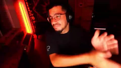 Snapshot of suckmyshroom22 chatting on 10/29/25, 09:44 Mario online show from 10/29/25, 09:44