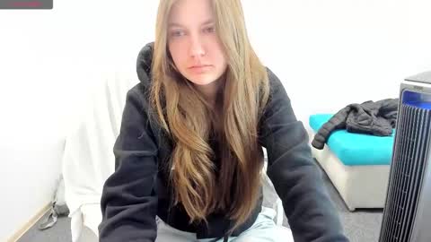 Snapshot of sugar_bunny_girl chatting on 10/27/25, 01:31 Ariana online show from 10/27/25, 01:31