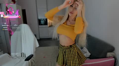 Snapshot of sugar_rainbow chatting on 10/27/25, 05:55 Kinga online show from 10/27/25, 05:55