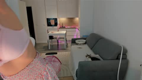 Snapshot of sugar_rainbow chatting on 11/28/25, 05:10 Kinga online show from 11/28/25, 05:10