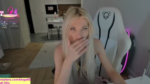 Snapshot of sugar_rainbow chatting on 11/29/25, 05:32 Kinga online show from 11/29/25, 05:32