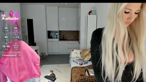 Snapshot of sugar_rainbow chatting on 12/18/25, 04:29 Kinga online show from 12/18/25, 04:29