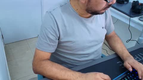 Snapshot of sugarhairybear chatting on 01/13/26, 06:35 Johnny online show from 01/13/26, 06:35