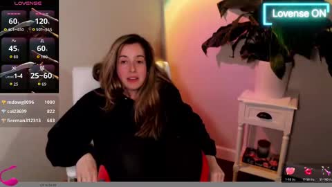 Snapshot of suggestivebehavior chatting on 10/11/25, 01:05 Mia online show from 10/11/25, 01:05