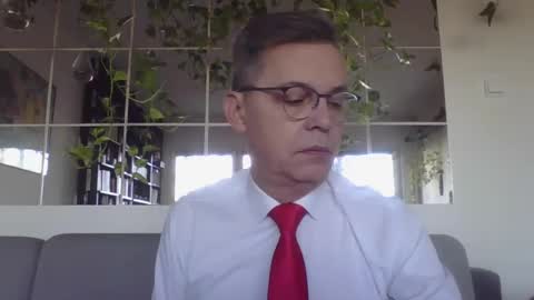 Snapshot of suit_elegant chatting on 01/30/25, 08:22 Suit tie horny online show from 01/30/25, 08:22