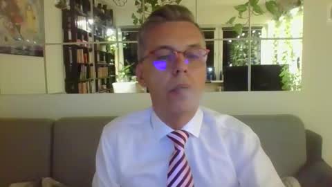 Snapshot of suit_elegant chatting on 09/08/25, 07:35 Suit tie horny online show from 09/08/25, 07:35