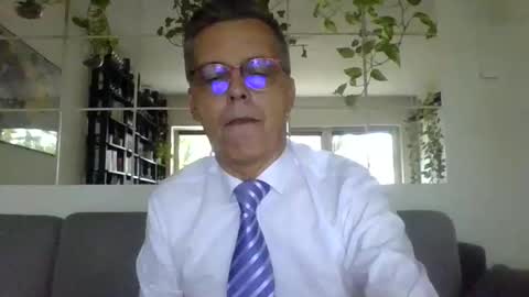 Snapshot of suit_elegant chatting on 09/13/25, 03:23 Suit tie horny online show from 09/13/25, 03:23
