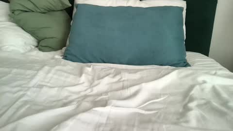 Snapshot of sunrice_ chatting on 01/15/25, 12:25 Eva See Bio Dont forget to put your thumbs up. online show from 01/15/25, 12:25