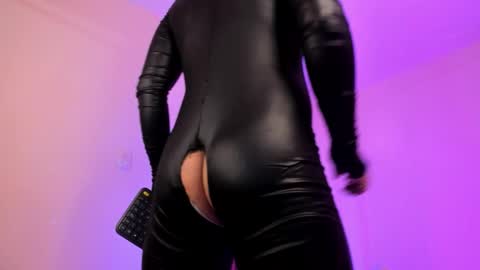 Snapshot of suprasexyjohn chatting on 11/08/25, 06:18 llllSupra llll online show from 11/08/25, 06:18