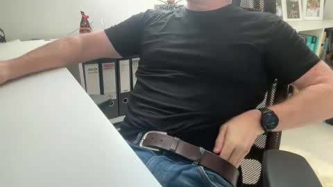 Snapshot of surfstar81 chatting on 10/30/25, 09:00 surfstar81 online show from 10/30/25, 09:00