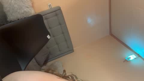 Mia online show from 02/14/25, 02:54