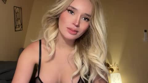 Mia online show from 11/17/25, 05:13