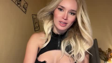 Mia online show from 11/25/25, 02:33