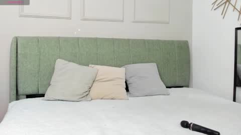 Amelia  online show from 11/08/25, 12:27