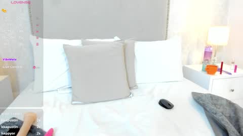 Snapshot of susanthomass chatting on 11/24/25, 11:48 susanthomass online show from 11/24/25, 11:48