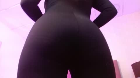 susanwilliams_ online show from 12/19/25, 11:06