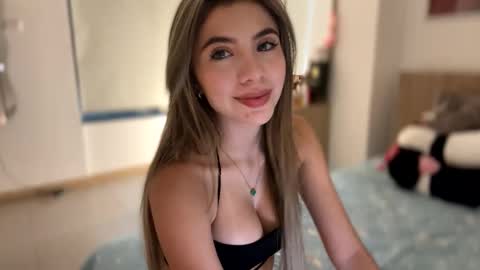 Snapshot of sussanf_ chatting on 12/17/24, 10:43 Susy online show from 12/17/24, 10:43