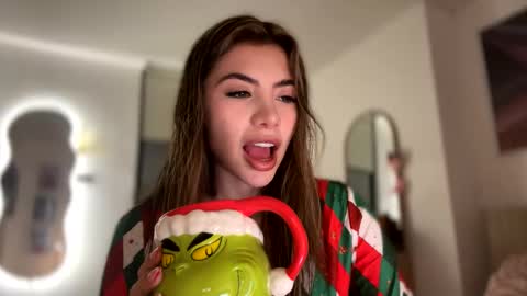 Snapshot of sussanf_ chatting on 12/23/24, 11:28 Susy online show from 12/23/24, 11:28