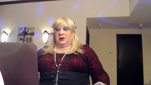 Snapshot of suzannebanci chatting on 12/13/24, 06:16 My name is Sissy or more fully Suzanna Aprilia Maria Mariquita Catarina Chinita Banci. Soy una puta - que chimba ladybug online show from 12/13/24, 06:16