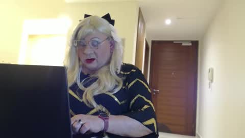 Snapshot of suzannebanci chatting on 05/15/26, 04:14 My name is Sissy or more fully Suzanna Aprilia Maria Mariquita Catarina Chinita Banci. Soy una puta - que chimba ladybug online show from 05/15/26, 04:14