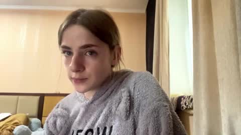 Snapshot of suzannetigerino chatting on 06/02/26, 11:12 Emila online show from 06/02/26, 11:12