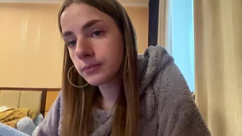 Snapshot of suzannetigerino chatting on 06/03/26, 11:35 Emila online show from 06/03/26, 11:35