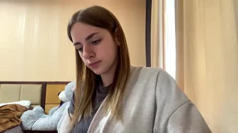 Snapshot of suzannetigerino chatting on 06/14/26, 11:45 Emila online show from 06/14/26, 11:45
