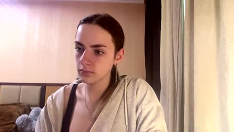 Snapshot of suzannetigerino chatting on 06/29/26, 07:25 Emila online show from 06/29/26, 07:25