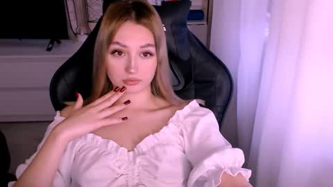 Snapshot of sweeet_baby0 chatting on 10/27/25, 02:37 Kate online show from 10/27/25, 02:37