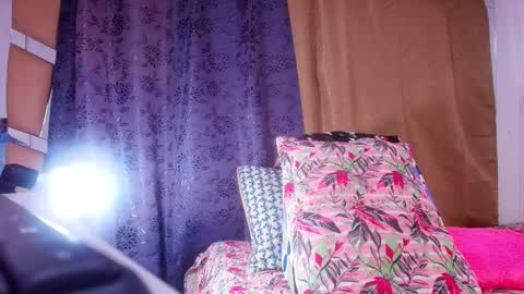 Snapshot of sweegirl_ chatting on 10/11/25, 11:53 Debora online show from 10/11/25, 11:53