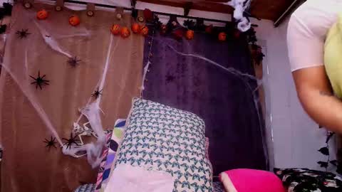 Snapshot of sweegirl_ chatting on 10/24/25, 12:01 Debora online show from 10/24/25, 12:01