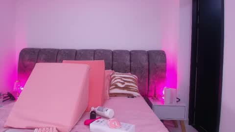 Snapshot of sweegirl_ chatting on 11/07/25, 12:05 Debora online show from 11/07/25, 12:05