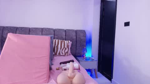 Snapshot of sweegirl_ chatting on 11/11/25, 11:54 Debora online show from 11/11/25, 11:54