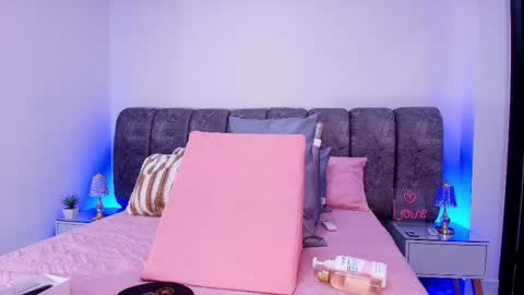 Snapshot of sweegirl_ chatting on 11/14/25, 12:04 Debora online show from 11/14/25, 12:04