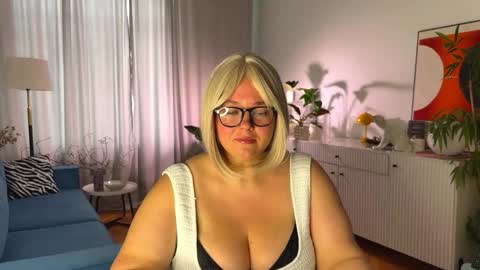 Caroline online show from 04/23/26, 05:52