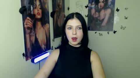 Snapshot of sweet_cherryg chatting on 10/24/25, 01:51 Ivy online show from 10/24/25, 01:51