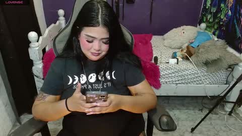 Snapshot of sweet_kitty66 chatting on 02/14/26, 12:51 elizabeth grey online show from 02/14/26, 12:51