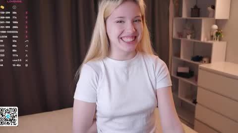 Snapshot of sweet_lily_1 chatting on 05/15/26, 09:00 Lily online show from 05/15/26, 09:00