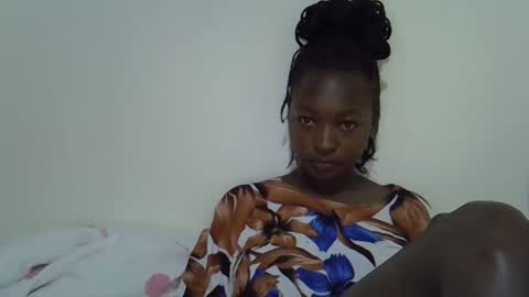 sweet_lunaz online show from 10/18/25, 09:21