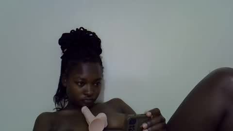 sweet_lunaz online show from 10/18/25, 09:26