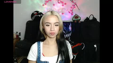 Snapshot of sweet_molly420 chatting on 06/12/26, 11:03 sweet molly420 online show from 06/12/26, 11:03
